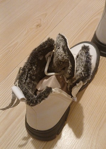 Beyaz Kürklü Topuklu Sokak Tarzı Botlar - Görsel 2