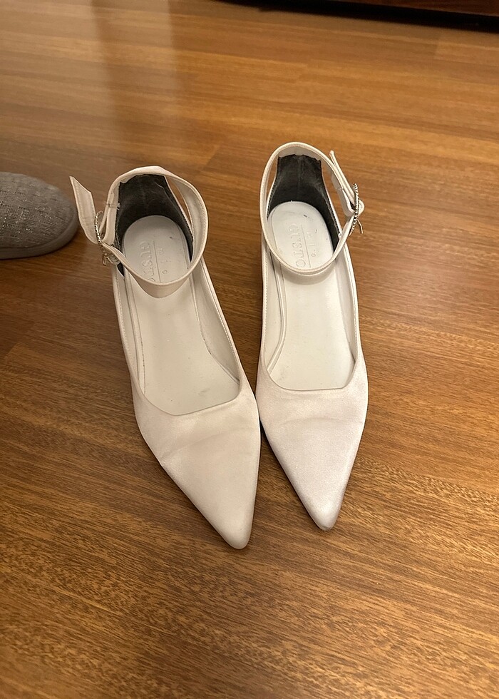 Saten taşlı beyaz mini topuklu ayakkabı - Görsel 4