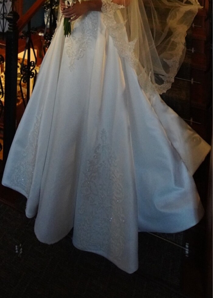 Güpür motif işlemeli saten gelinlik - Görsel 3