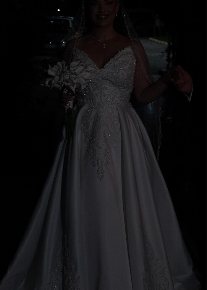 Güpür motif işlemeli saten gelinlik - Görsel 5