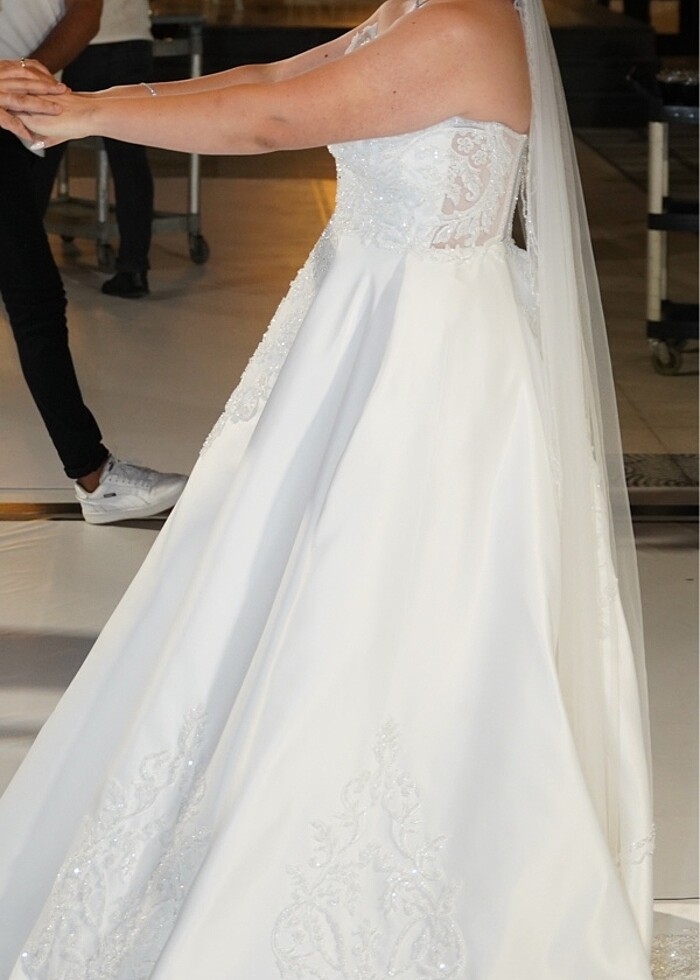 Güpür motif işlemeli saten gelinlik - Görsel 4