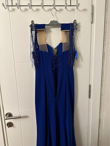 Omuz püsküllü kuyruklu krep kumaş abiye - Görsel 4