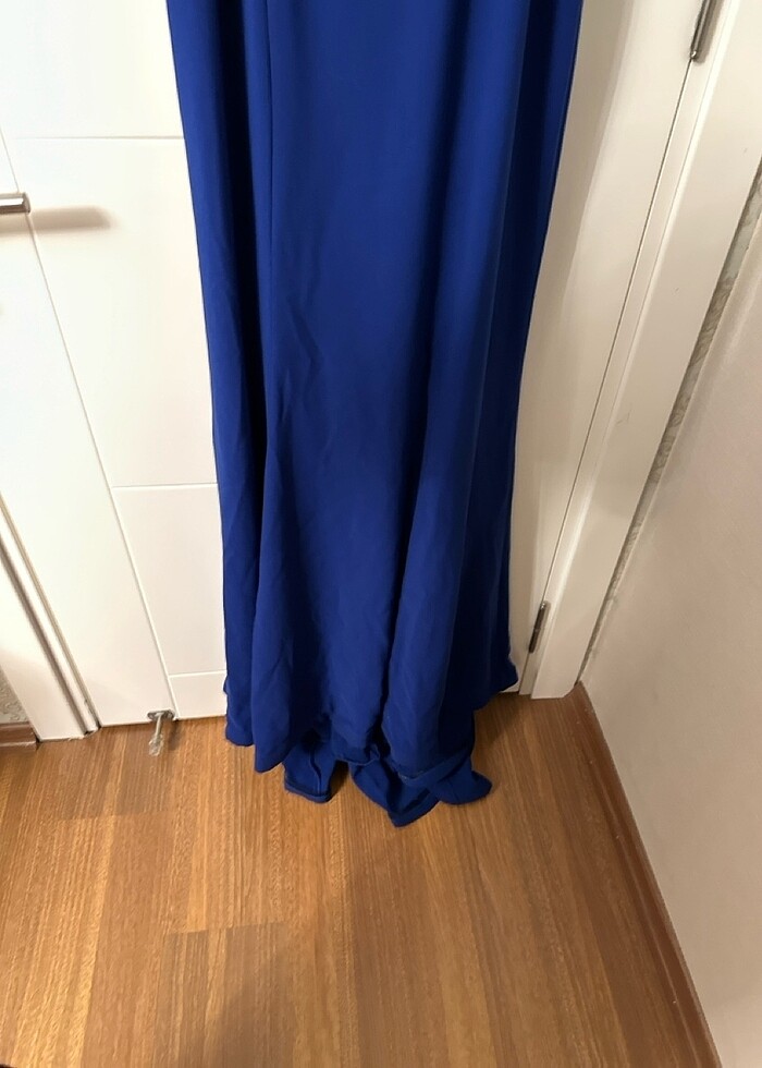 Omuz püsküllü kuyruklu krep kumaş abiye - Görsel 3