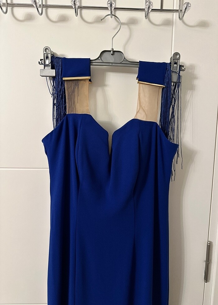 Omuz püsküllü kuyruklu krep kumaş abiye - Görsel 2