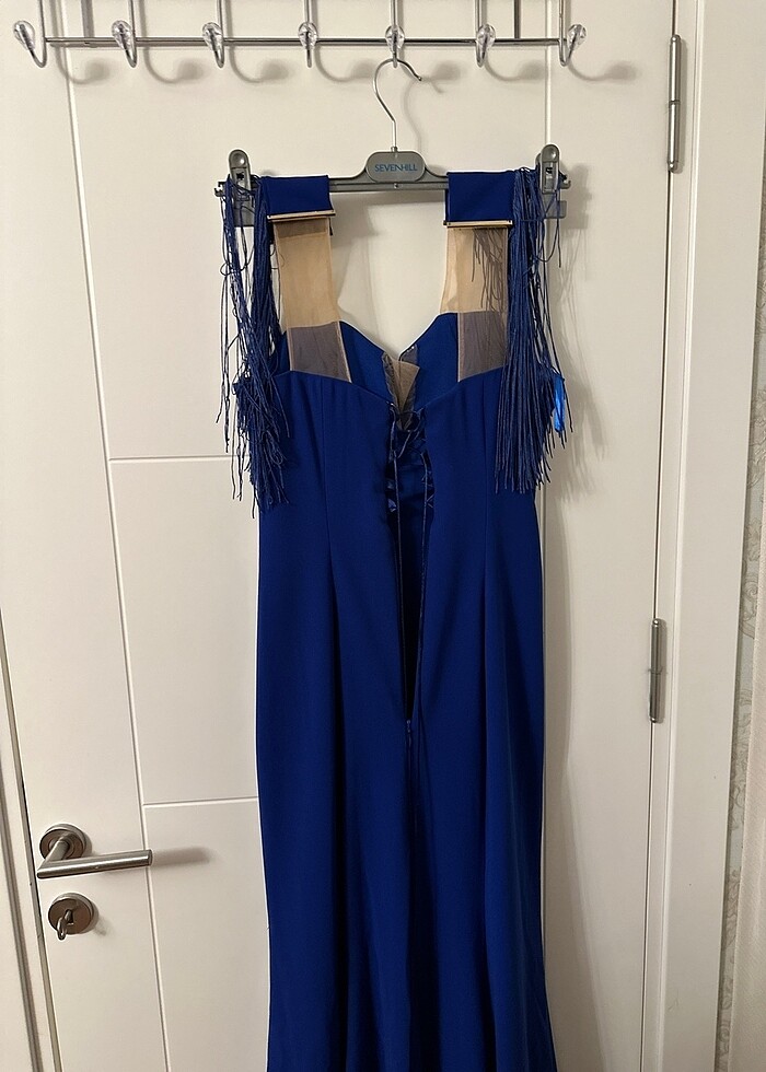 Omuz püsküllü kuyruklu krep kumaş abiye - Görsel 4