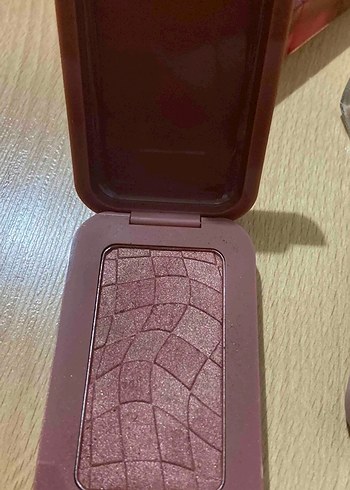 Beden Renk NYX Buttermelt Krem Allık - 09 Feeling Butta
