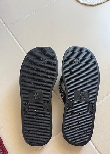 37 Beden Siyah Nakışlı Kadın Dolgu Topuk Terlik