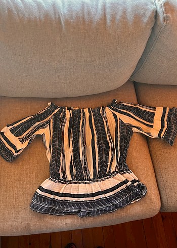 Kayık omuz fırfırlı bluz - Görsel 2