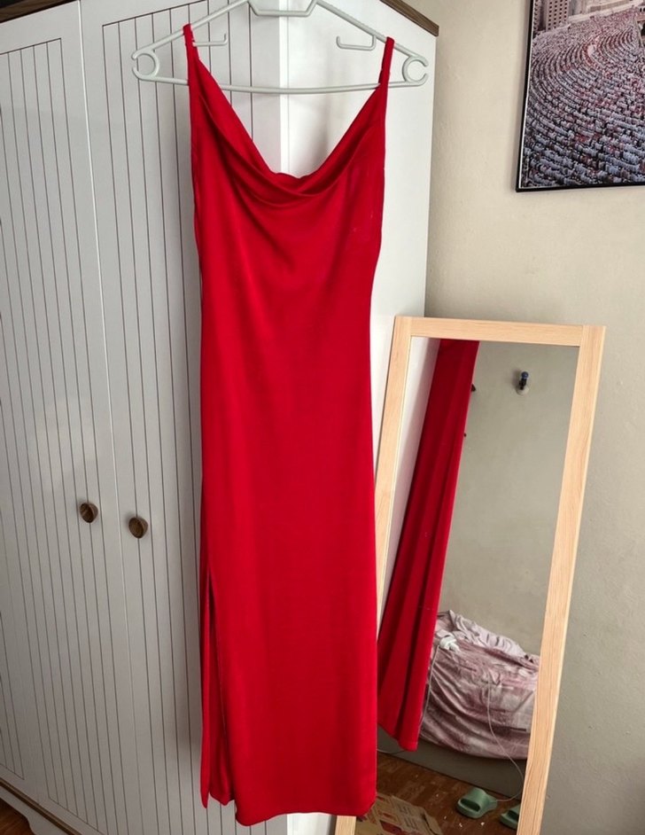 Kırmızı elbise - Görsel 2
