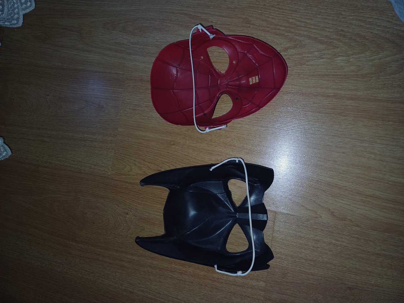 Karanlıkta Kemerli Kırmızı Örümcek Adam ve Siyah Maske - Görsel 2