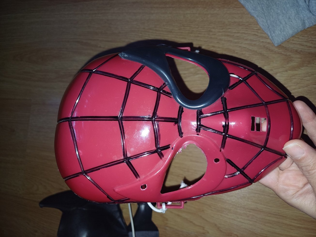 Karanlıkta Kemerli Kırmızı Örümcek Adam ve Siyah Maske - Görsel 3