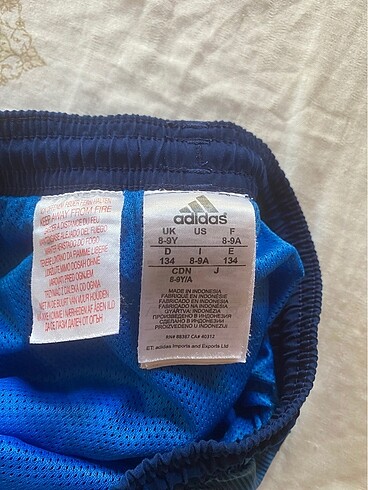 9 Yaş Beden 8-9 yaş Adidas deniz şortu