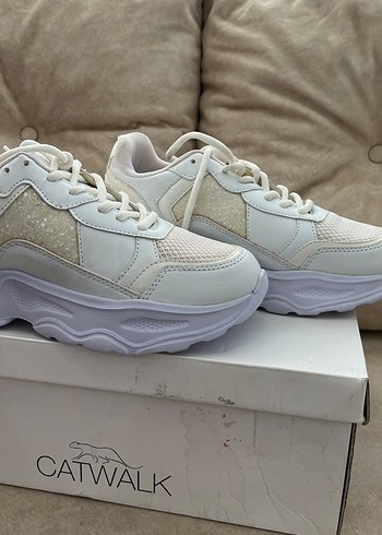 Beyaz ayakkabı - Görsel 3