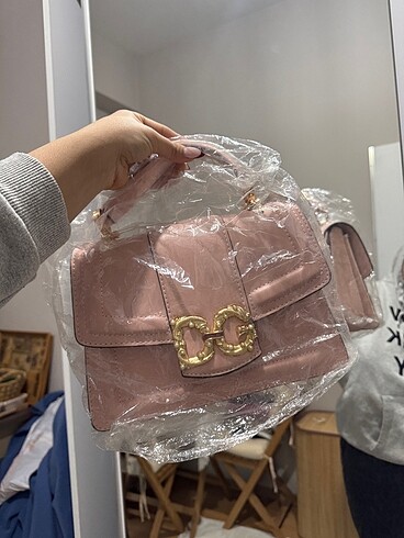 Pembe çanta