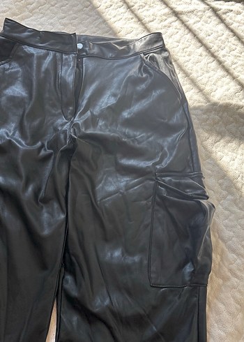 Siyah Deri Bel Detaylı Rahat Kesim Pantolon - Görsel 3