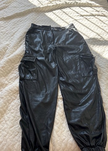 Siyah Deri Bel Detaylı Rahat Kesim Pantolon - Görsel 4