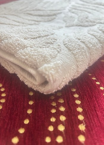 Diğer İşlemeli Beyaz Banyo Havlusu