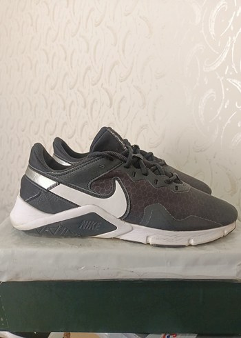 Nike Legent Essential 2 44.5 no