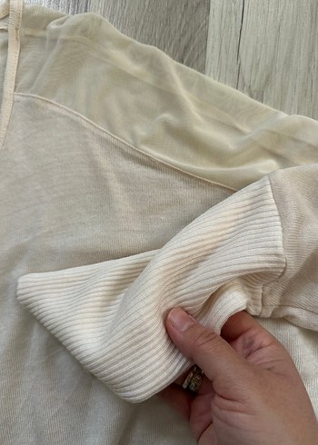 Omuzları tül detaylı krem salaş blüz - Görsel 4