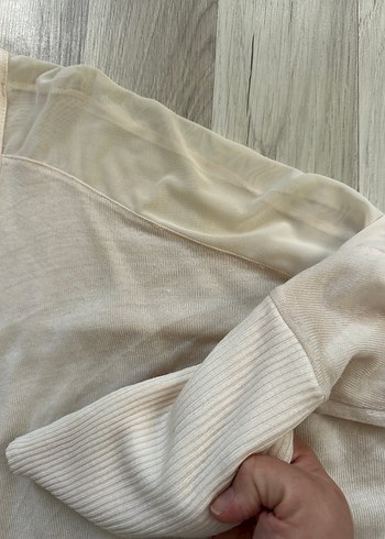 Omuzları tül detaylı krem salaş blüz - Görsel 5