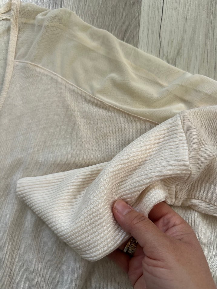 Omuzları tül detaylı krem salaş blüz - Görsel 4