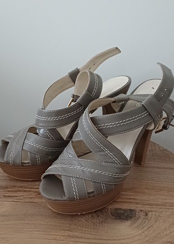 Bej Deri Yılan Desenli Topuklu Kadın Ayakkabı - Görsel 3