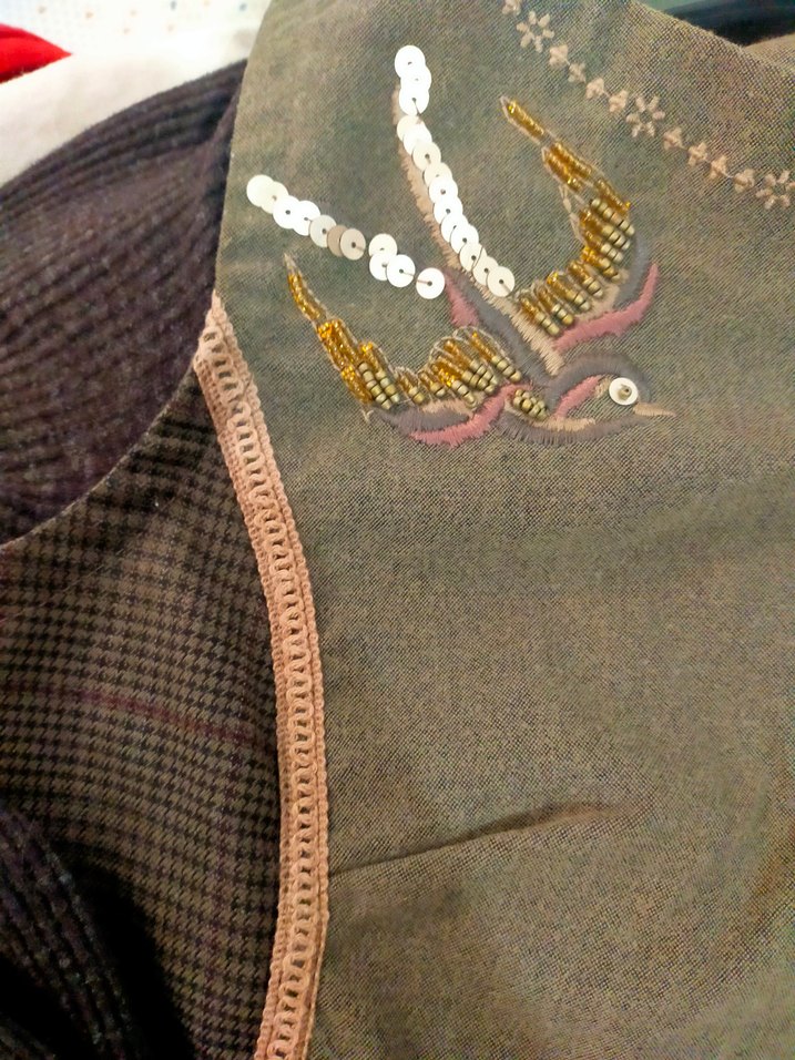 Uzun Kollu İşlemeli Kahverengi Midi Elbise - Görsel 3