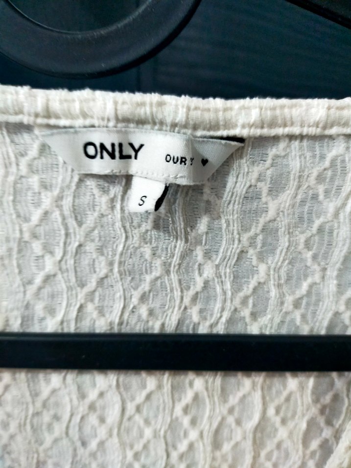 Beyaz V Yakalı Örgü Detaylı Kadın Bluz - Görsel 3