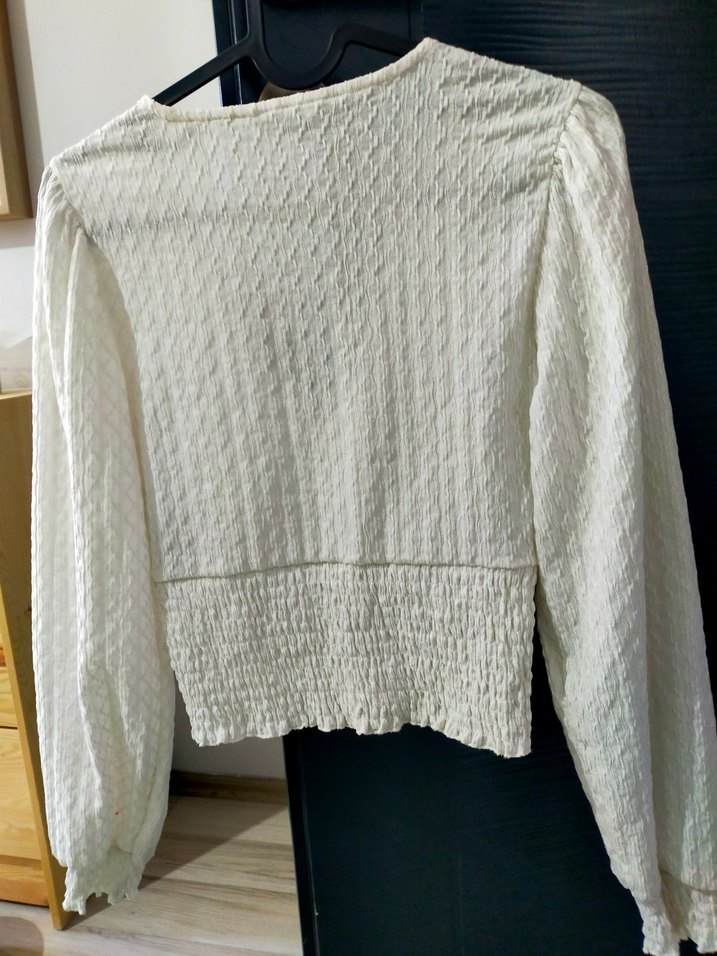 Beyaz V Yakalı Örgü Detaylı Kadın Bluz - Görsel 2