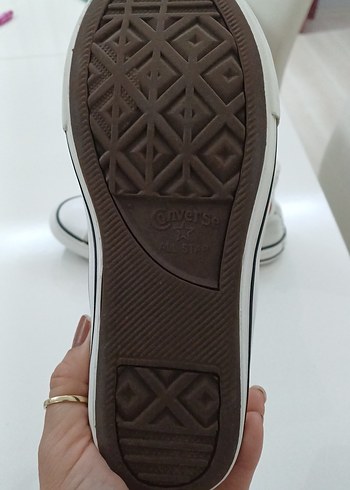 35 Beden Beyaz Nakışlı Kız çocuk converse