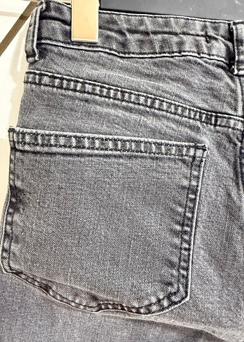 Gri Kemerli Mini Denim Şort - Görsel 3