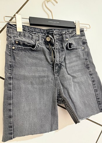 Gri Kemerli Mini Denim Şort - Görsel 5