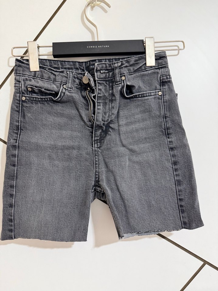 Gri Kemerli Mini Denim Şort - Görsel 4