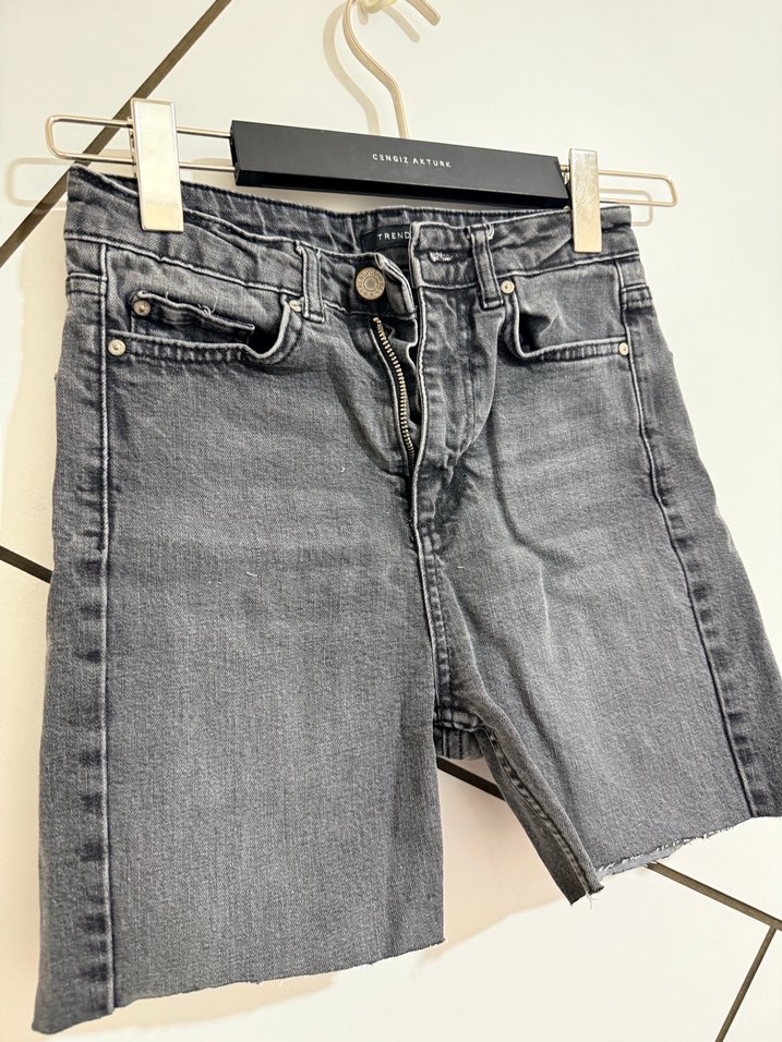 Gri Kemerli Mini Denim Şort - Görsel 5