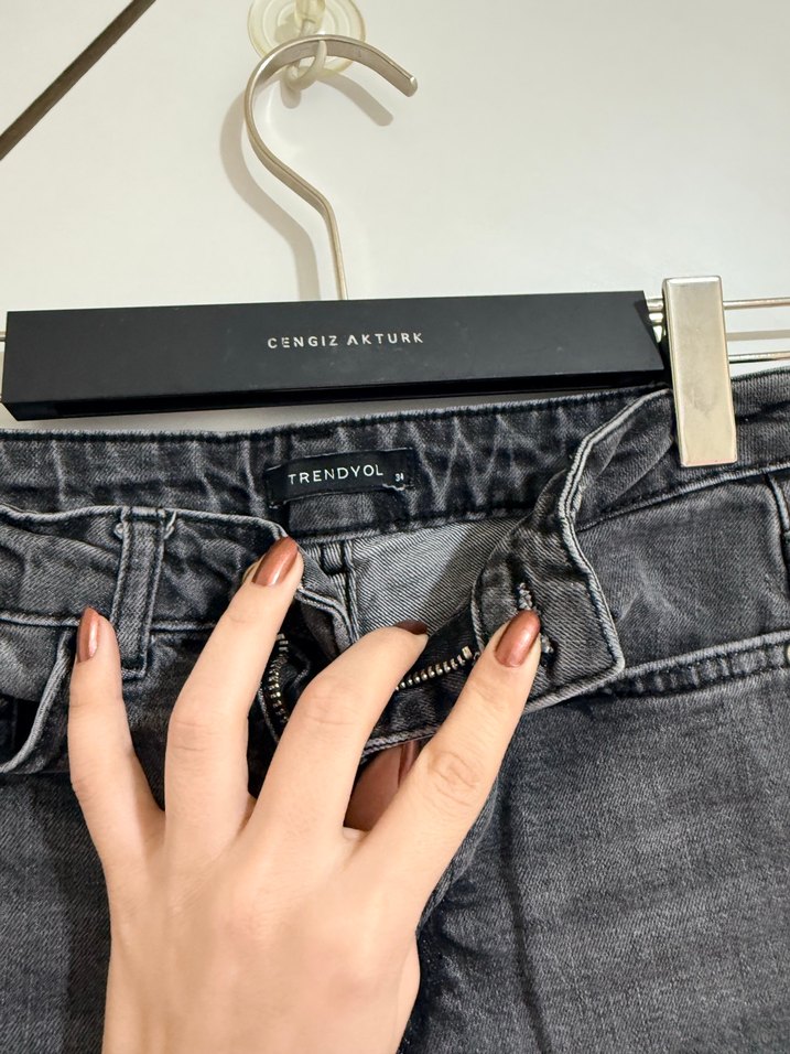 Gri Kemerli Mini Denim Şort - Görsel 2