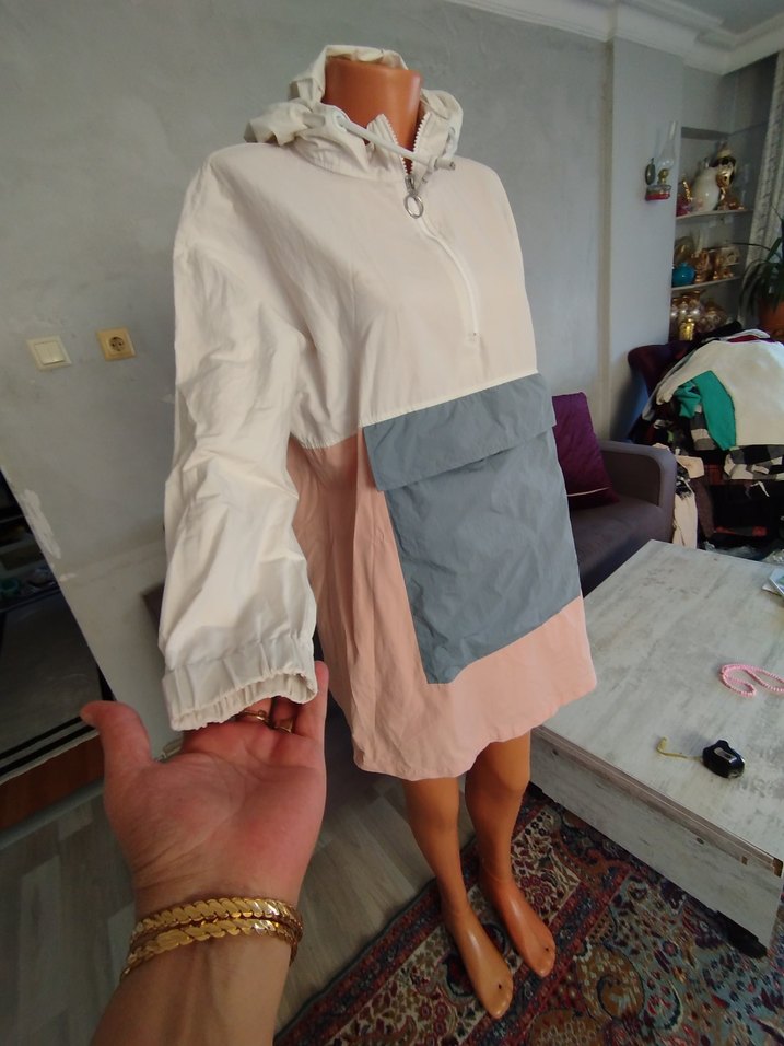 Drapeli Beyaz Mini Yağmurluk - Görsel 3