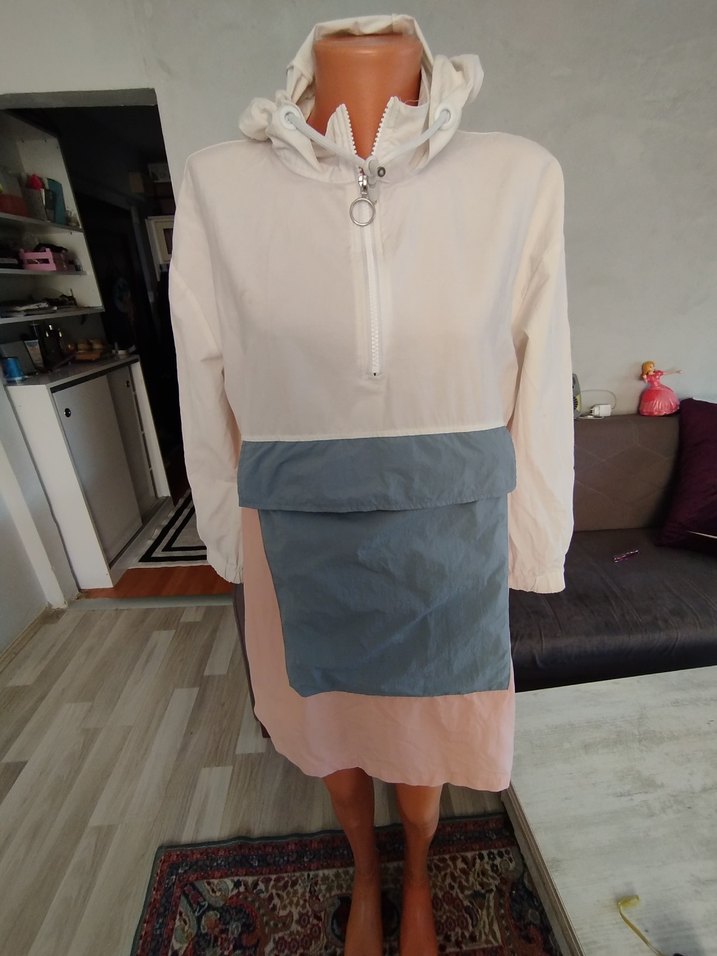 Drapeli Beyaz Mini Yağmurluk - Görsel 4