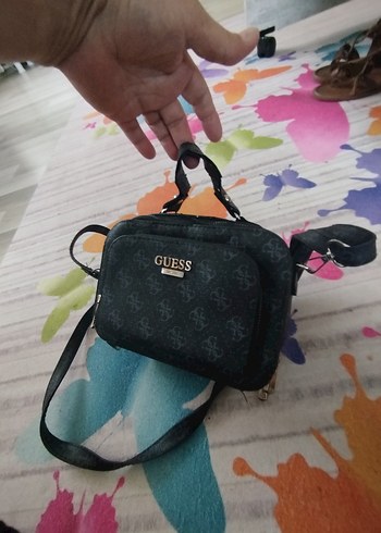GUESS Siyah Baskılı Kadın Çapraz Çanta