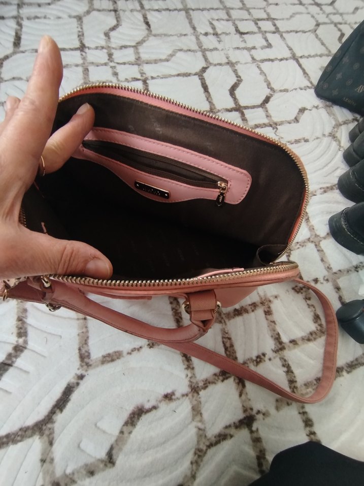 Pembe Deri Kadın Çanta Orjinal fermuarı bozuk - Görsel 5