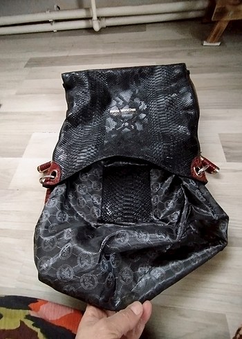 Kilit Tokalı Siyah Yılan Derisi Desenli Kadın Çanta - Görsel 8