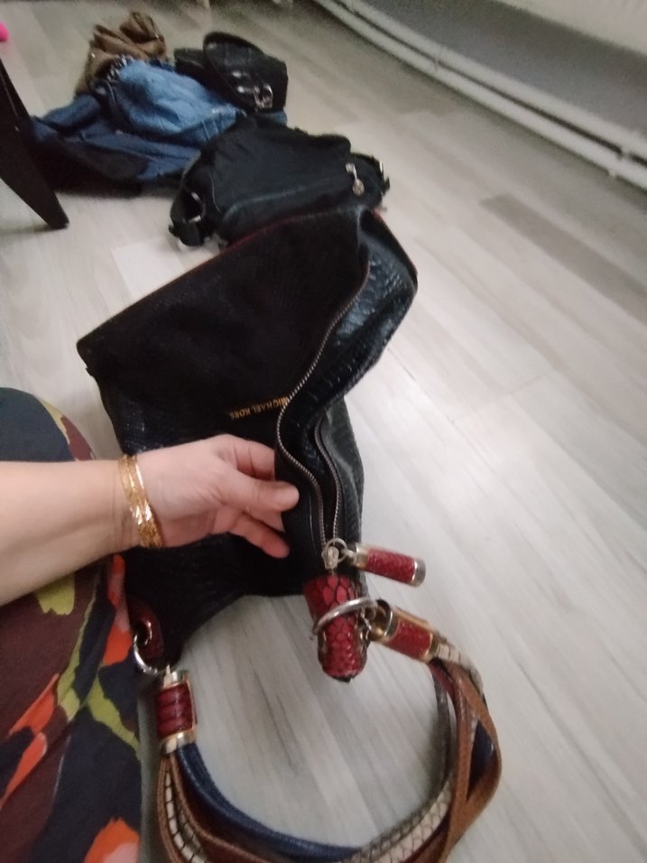 Kilit Tokalı Siyah Yılan Derisi Desenli Kadın Çanta - Görsel 3