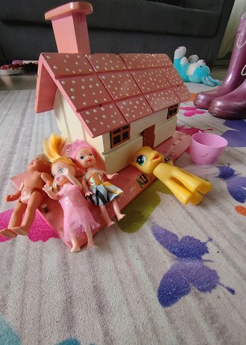 Pembe Puantiyeli Küçük Oyuncak Ev ve Figürler