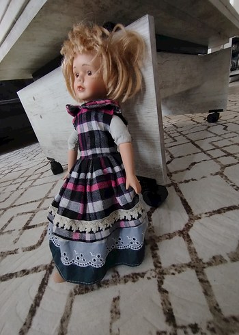 Pembe Ekoseli Elbise Giymiş Koyu Renk Bebek - Görsel 7
