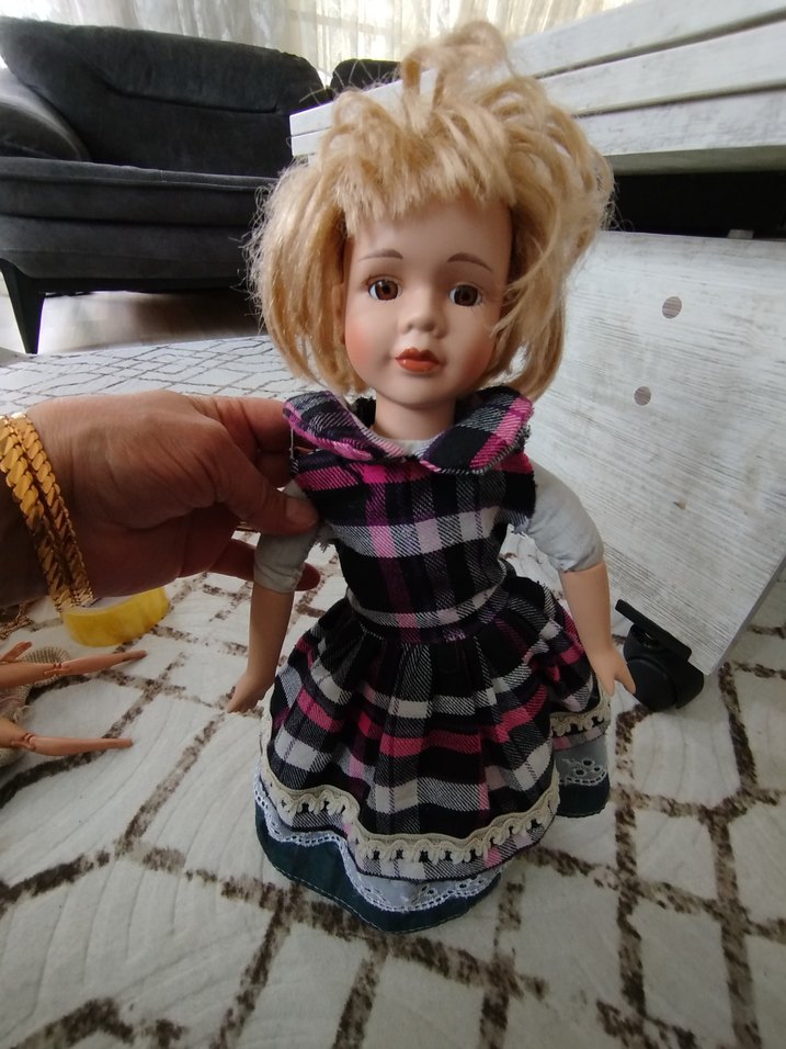 Pembe Ekoseli Elbise Giymiş Koyu Renk Bebek - Görsel 2