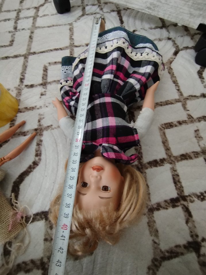 Pembe Ekoseli Elbise Giymiş Koyu Renk Bebek - Görsel 4