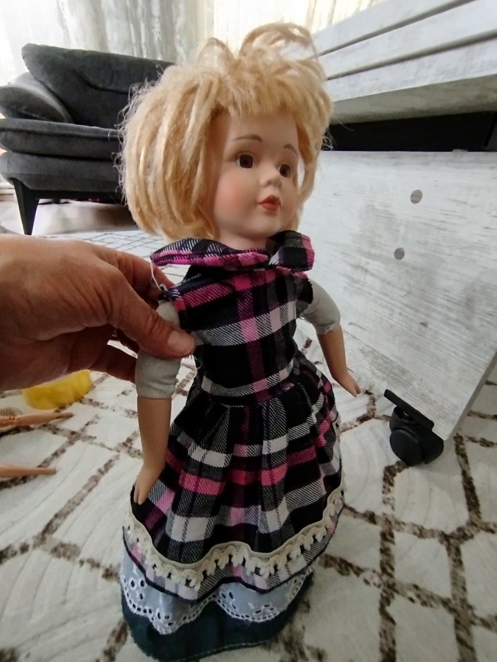 Pembe Ekoseli Elbise Giymiş Koyu Renk Bebek - Görsel 5