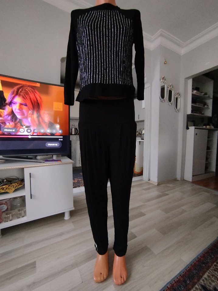 Siyah Piliseli Yüksek Yakalı takım - Görsel 3