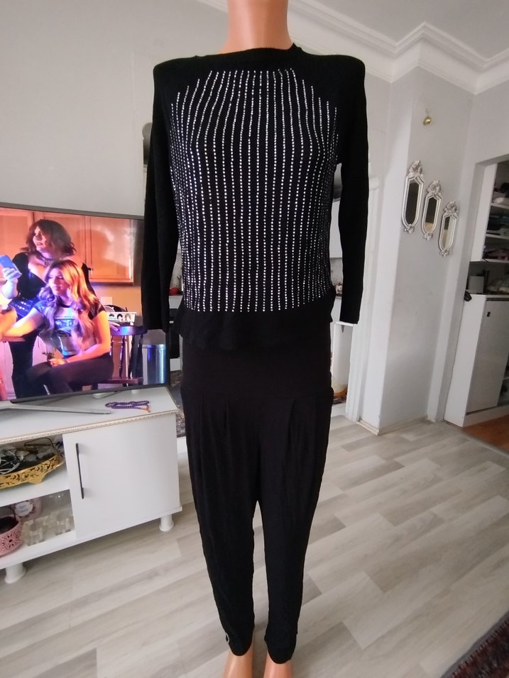 Siyah Piliseli Yüksek Yakalı takım - Görsel 2