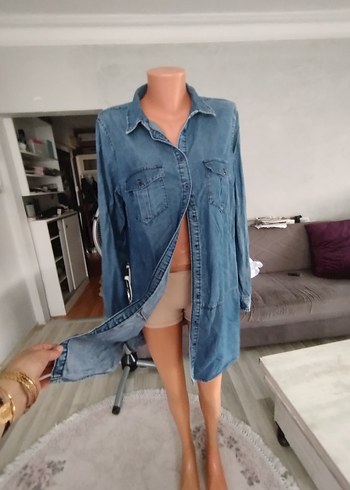 46 Beden mavi Renk Düğmeli Uzun Kollu Denim Kadın Gömlek Alt dügmesi eksik