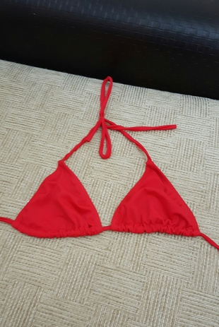 kırmızı üçgen bikini üstü